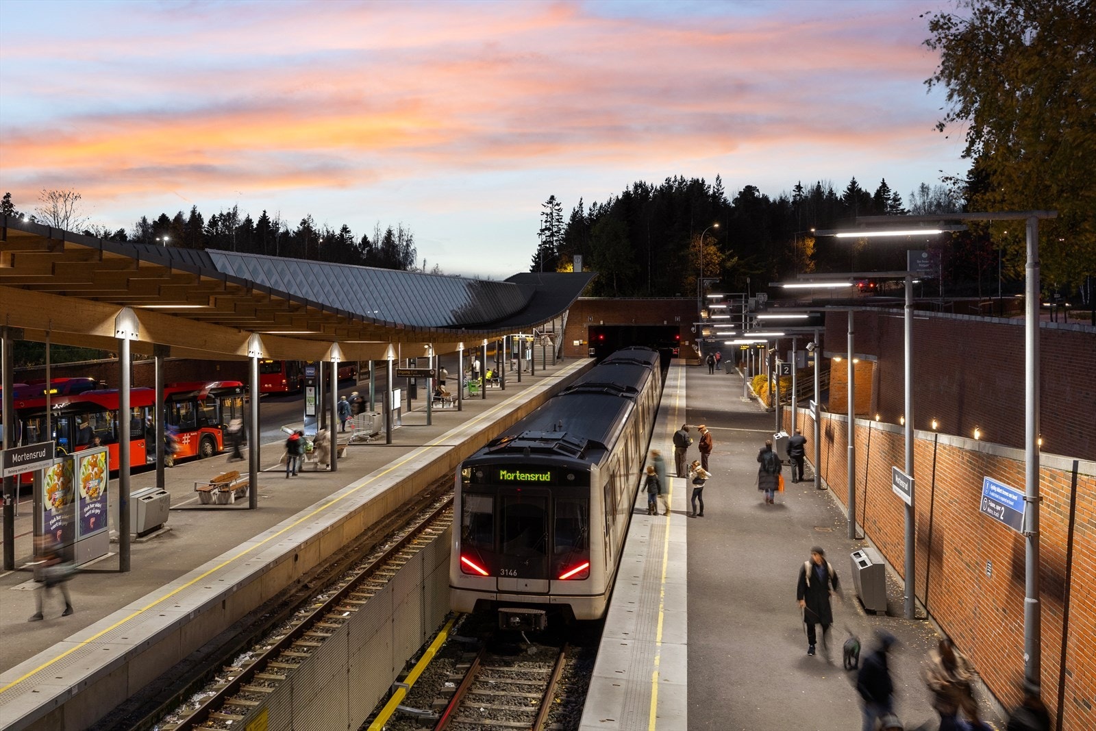 Meget gode kollektivforbindelser fra Mortensrud med både buss, T-bane og flybuss. Galleribilde