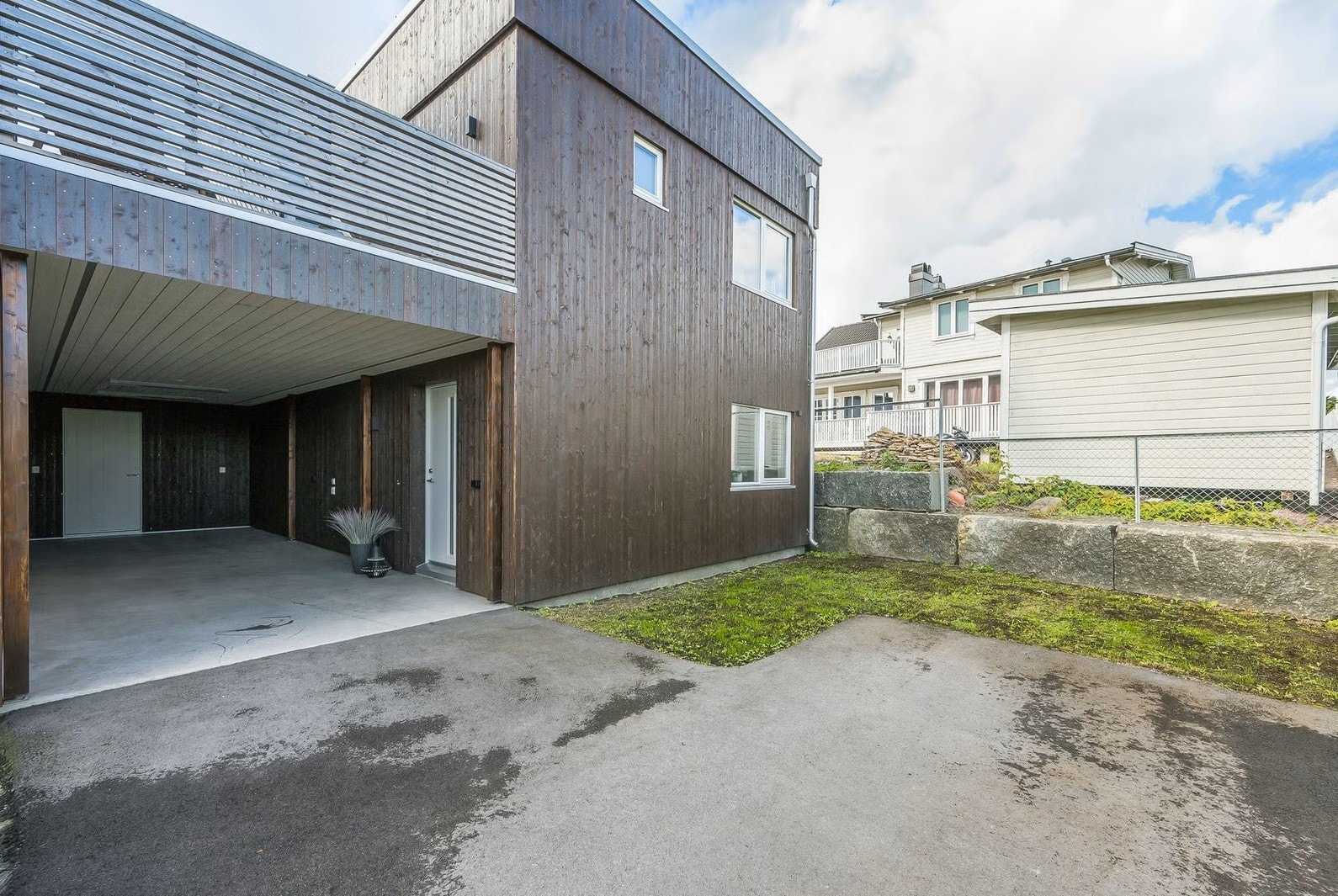 Lang carport og dør inn til sportsbod Galleribilde