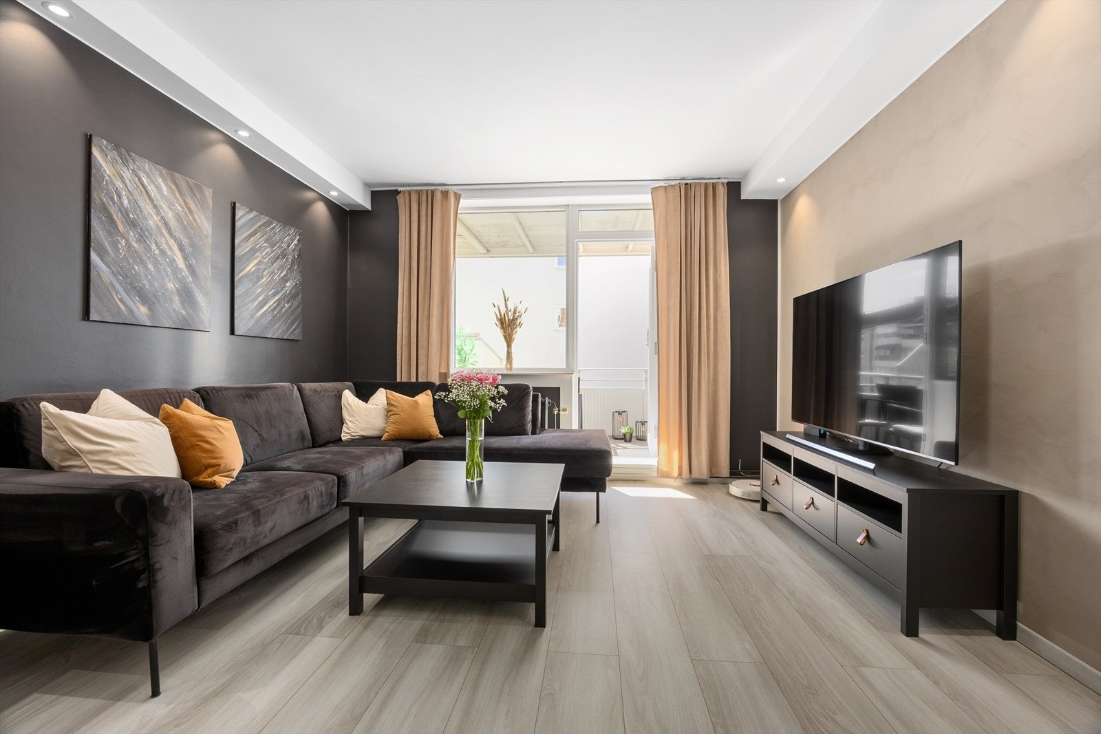 Stuen er romslig og har god plass til en stor sofagruppe. Galleribilde