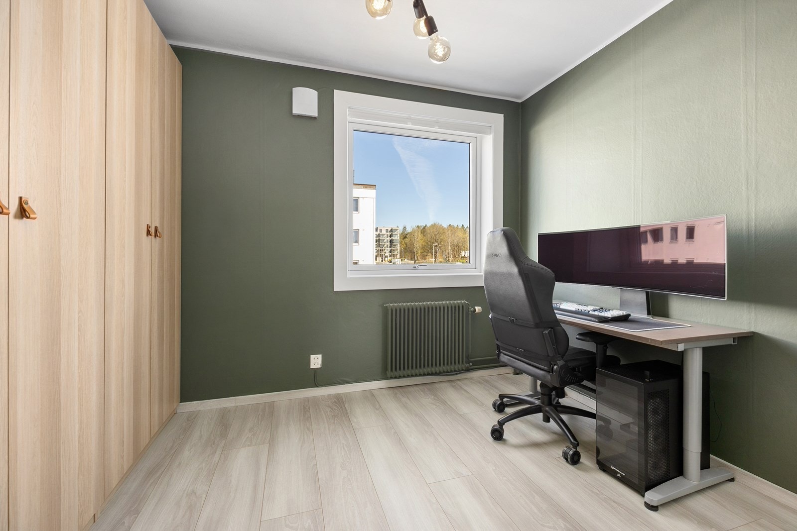 Leiligheten har to gode soverom. Dette rommet har plass til både seng og kontorløsning. Galleribilde