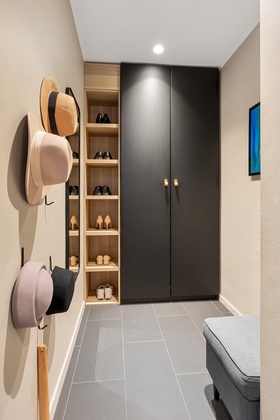 En smart nisje i gangen gir rikelig med plass til oppbevaring av yttertøy og sko. Galleribilde