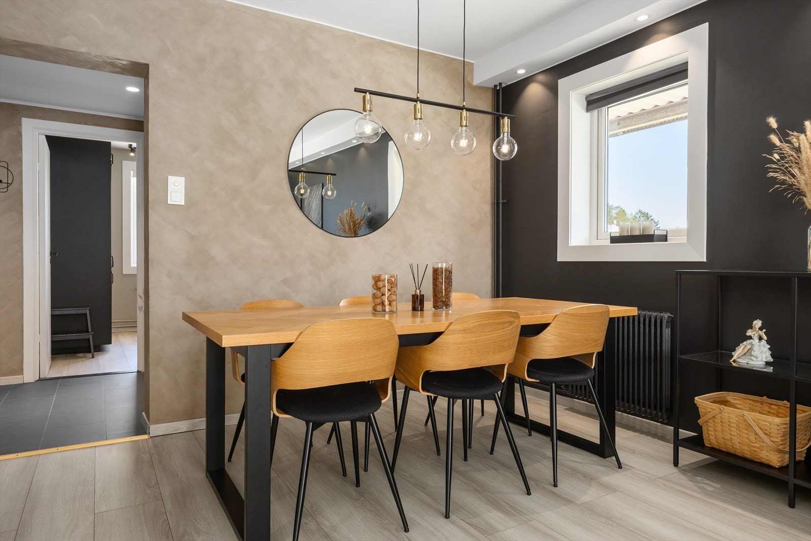 Vinduer med isolerglass fra 2018 bidrar til god isolasjon. Galleribilde