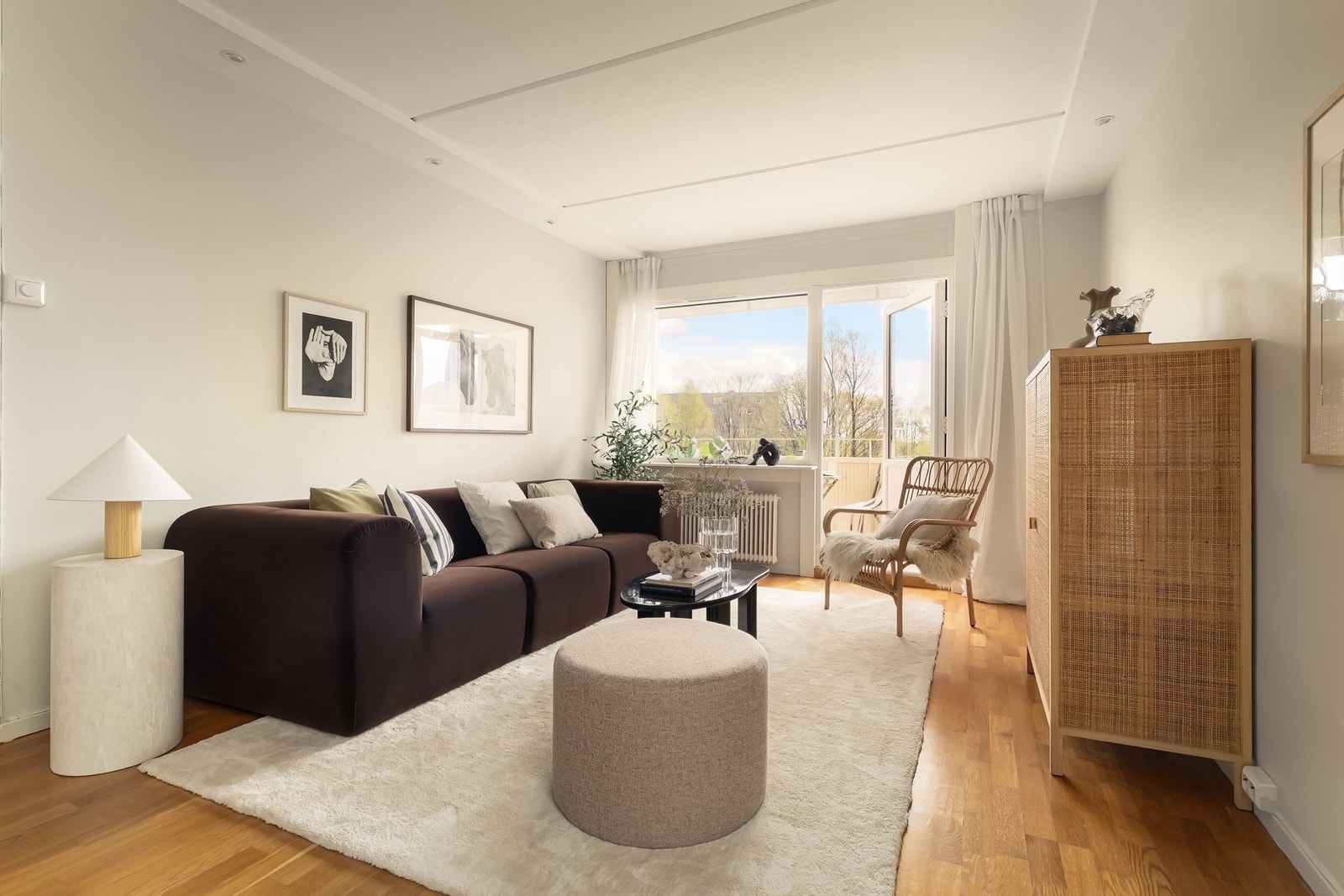 Store vindusflater gir godt med naturlig lys Galleribilde
