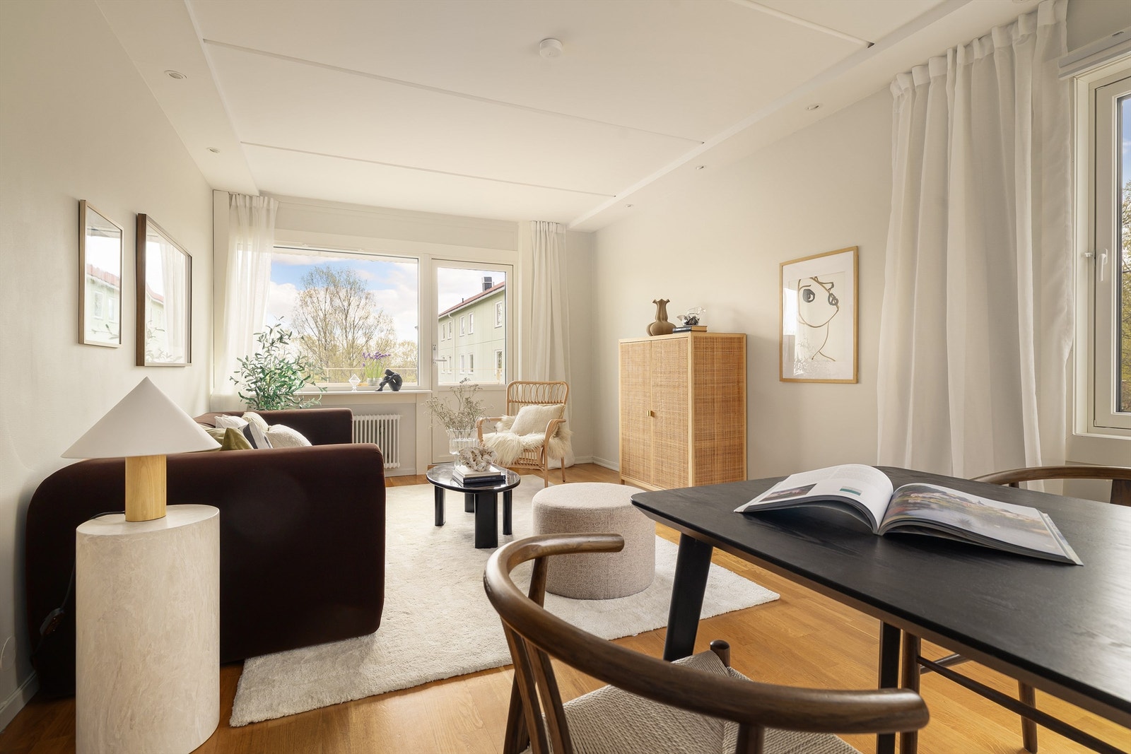 Lys stue med god plass til både sofagruppe og spisebord Galleribilde