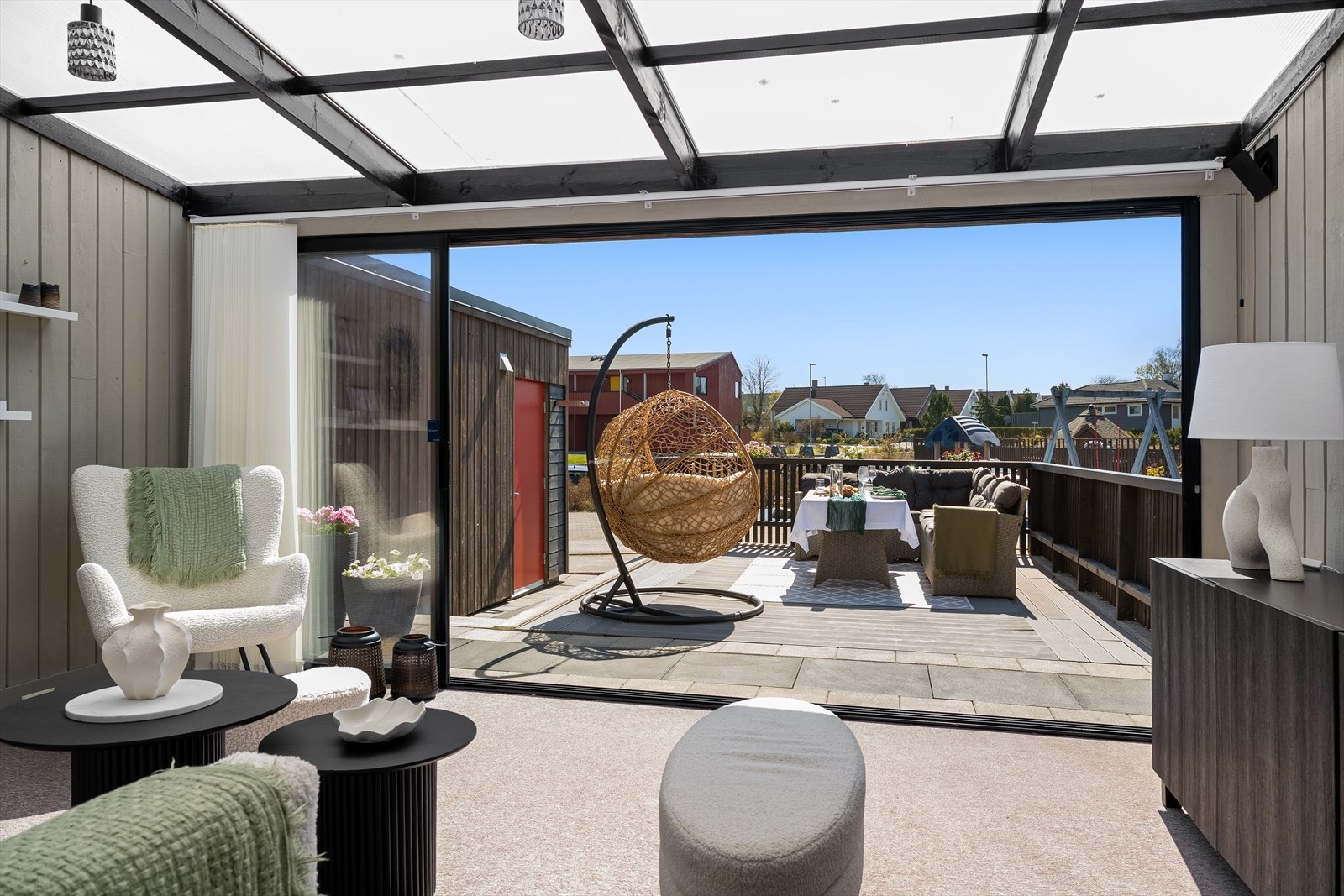 Store skyvedører i glass åpner opp mot terrassen og hagen. Galleribilde