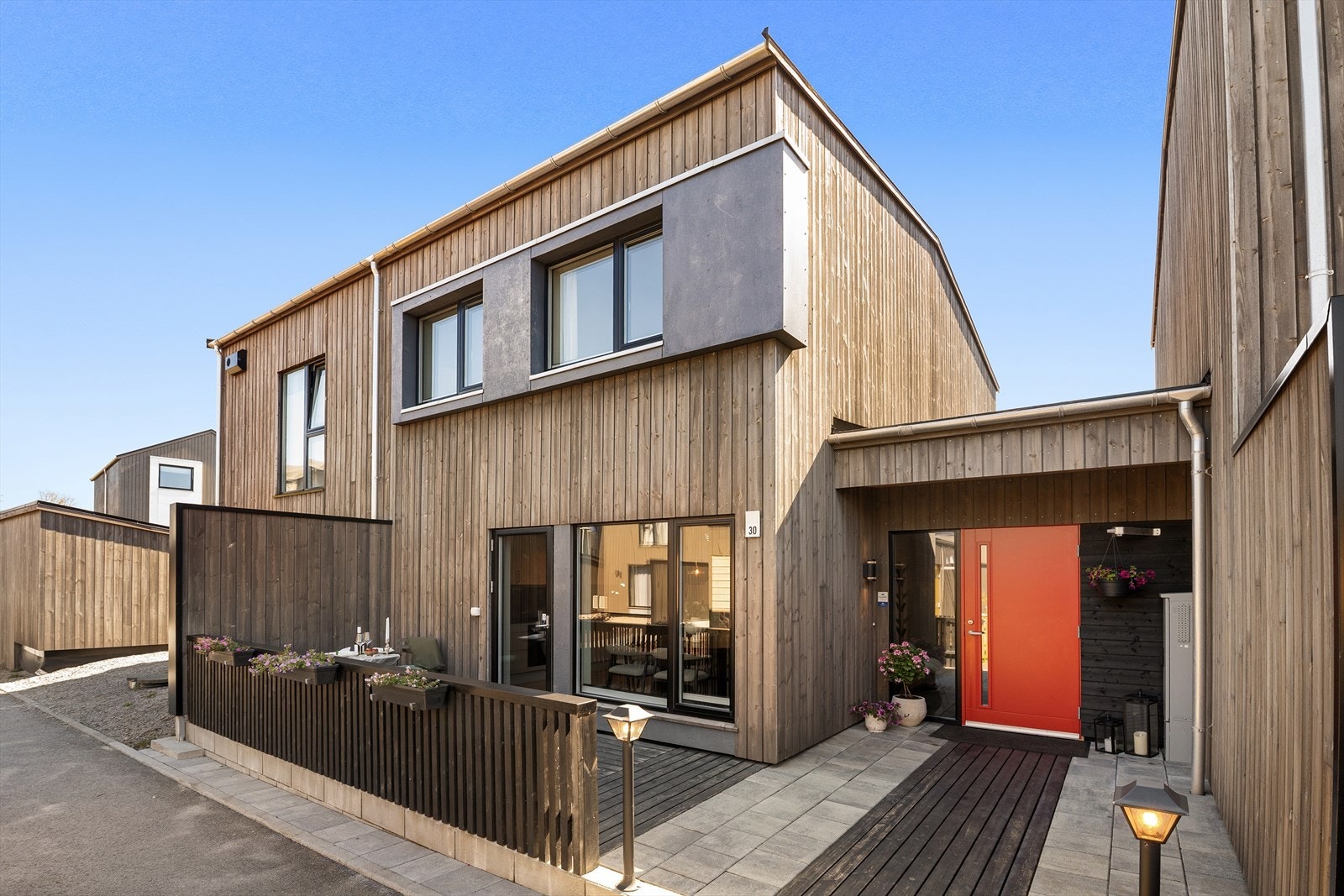 Moderne rekkehus over to plan. Galleribilde