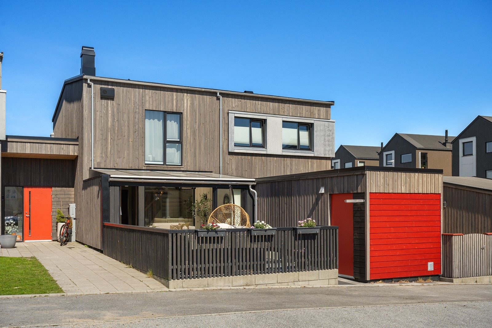 Monica Mørk Aase i EiendomsMegler1 presenterer Engsyrevegen 30 på Nærbø. Boligen ligger i et nyere, barnevennlig boligfelt med kort vei til Bø skule, kun 400 meter unna.
Fotograf: Asle Haukland Galleribilde