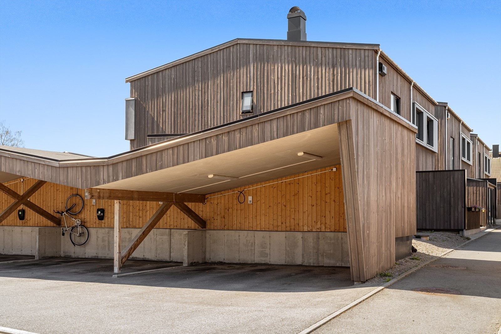 Parkering i felles carportanlegg på anvist plass. Galleribilde