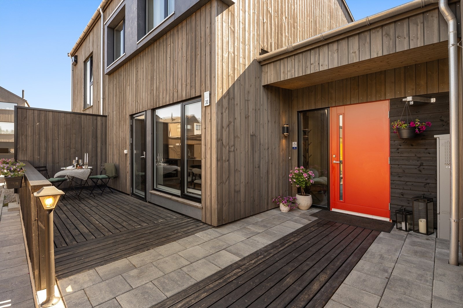 Uteplass ved inngangspartiet med terrassebord og plass til en sittegruppe. Galleribilde