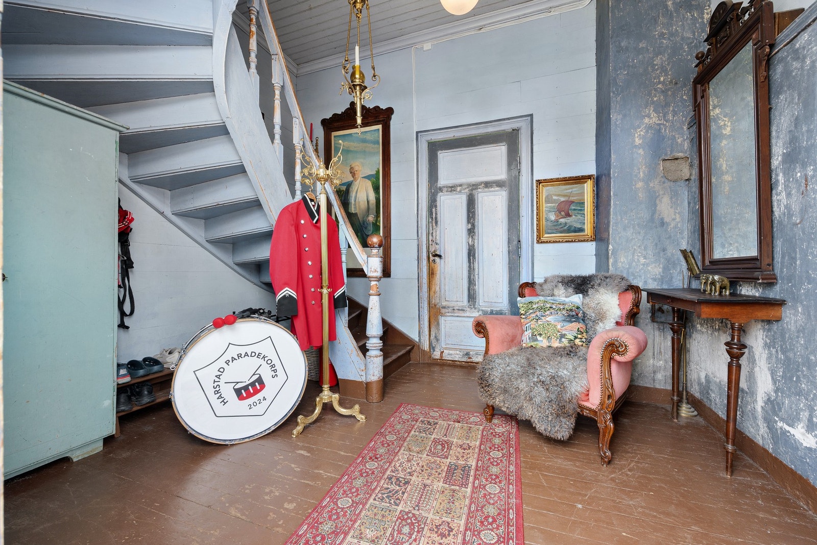 Flott, romslig hall med trapp til loftsetasje Galleribilde