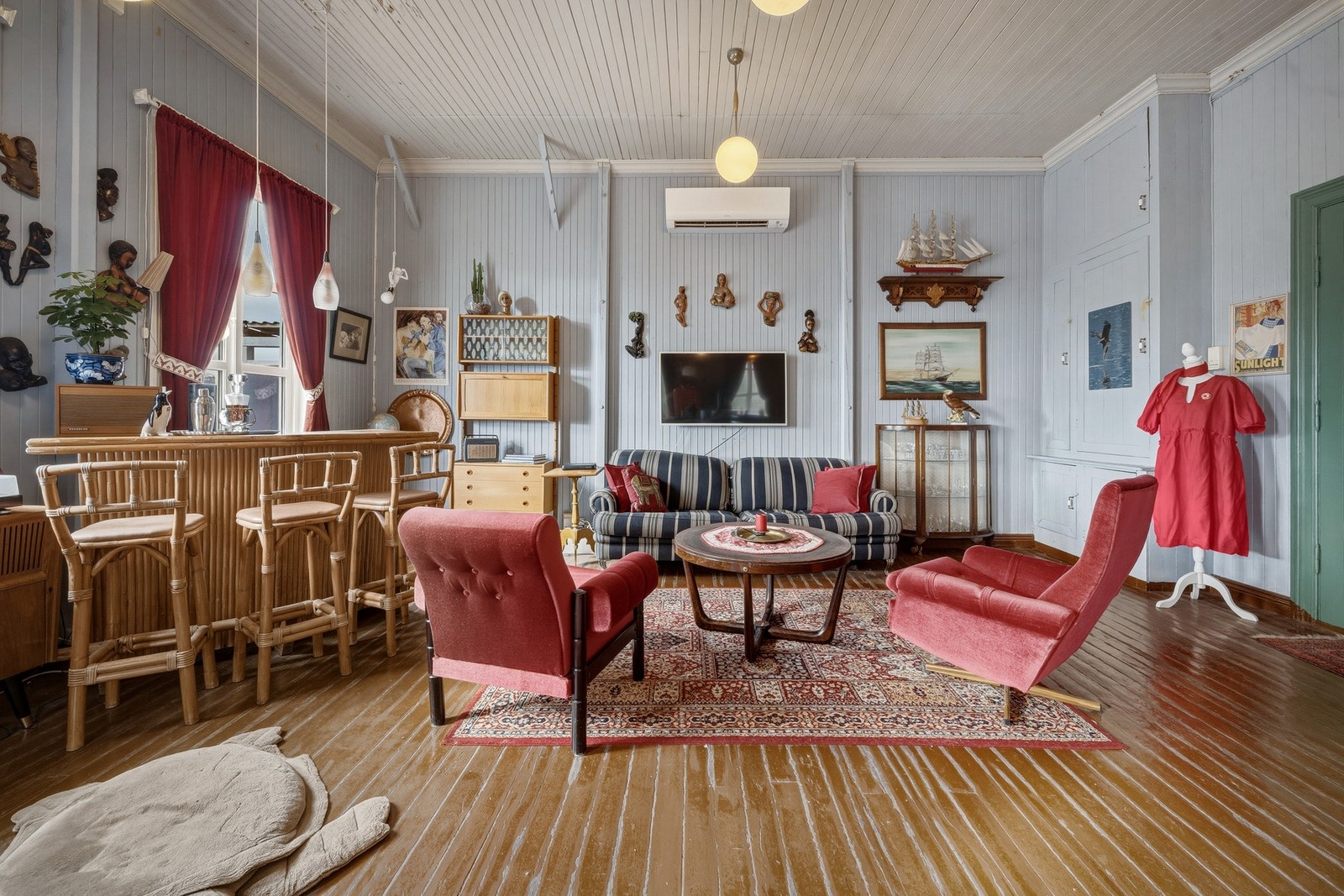 Vi møtes av et flott allrom med generøs takhøyde Galleribilde