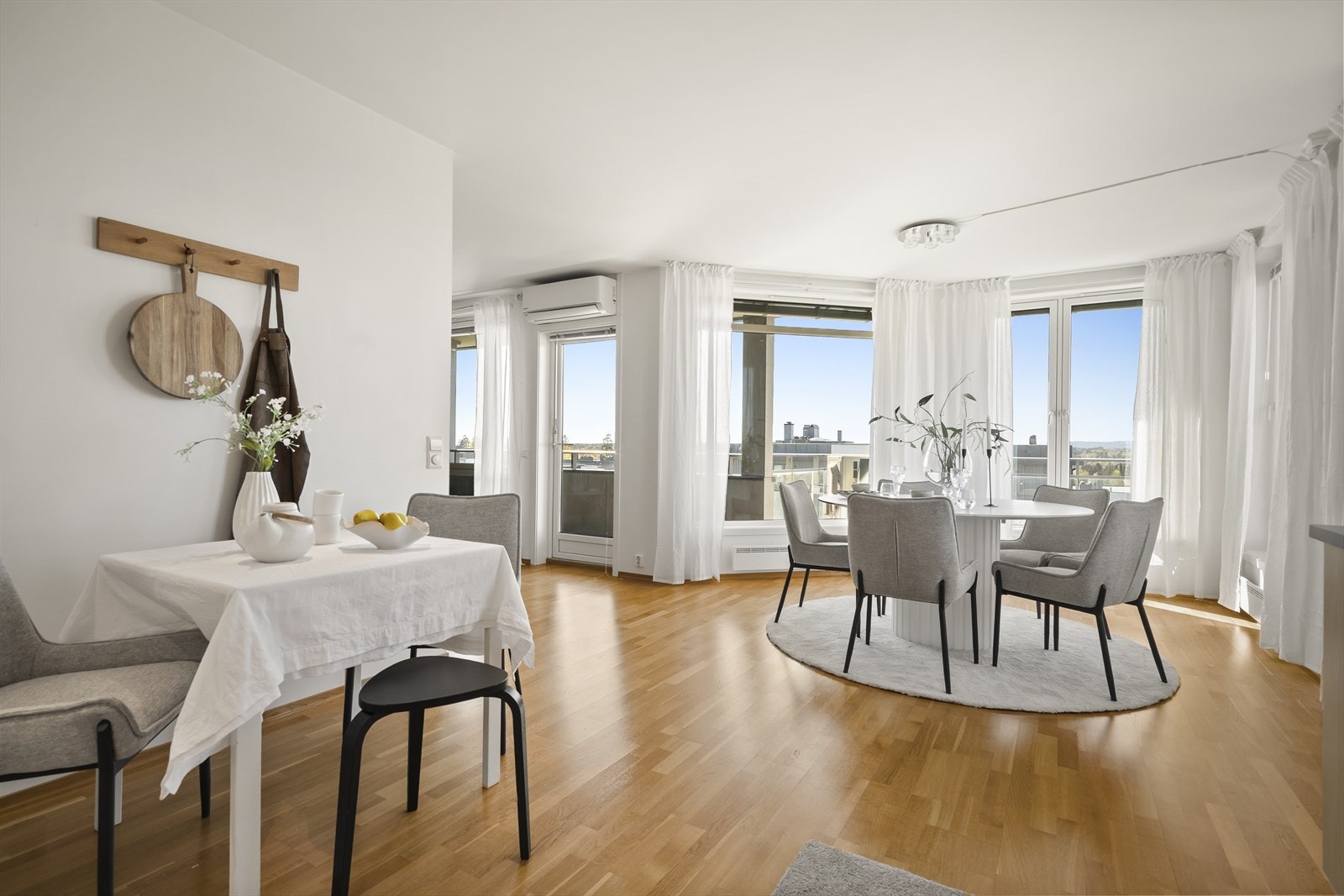 Leiligheten er en hjørneleilighet, noe som gir lysinnslipp fra flere kanter. Galleribilde