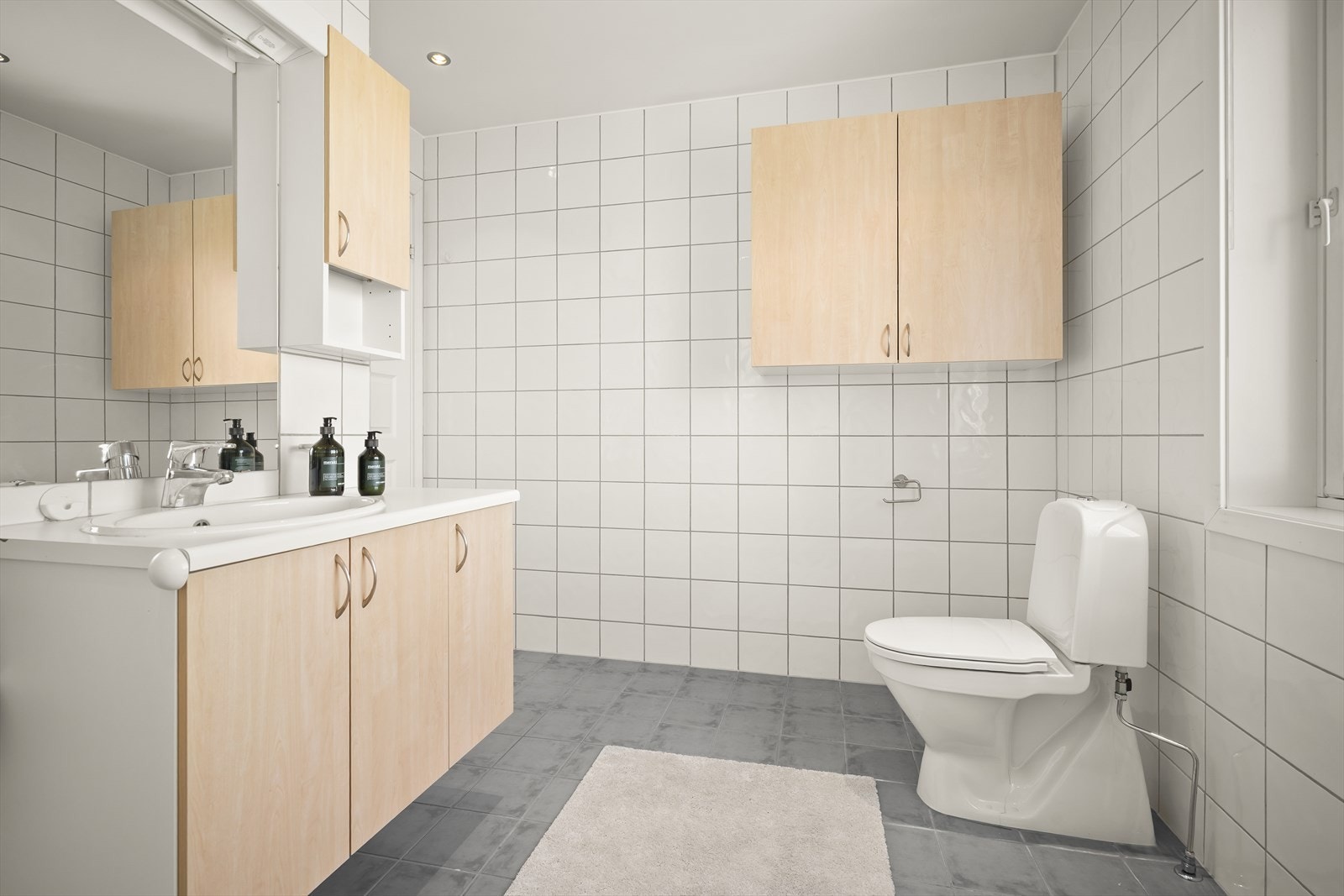 Badet har også servantinnredning, toalett og dusjhjørne. Galleribilde