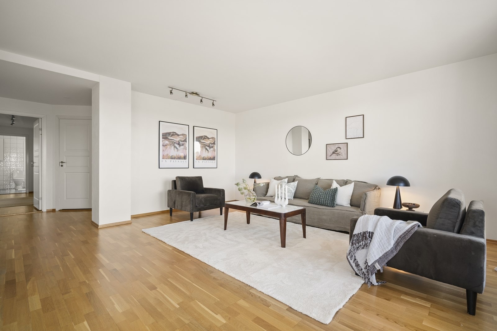 Stuen har god plass til en romslig sofagruppe og er et naturlig samlingspunkt i boligen. Galleribilde