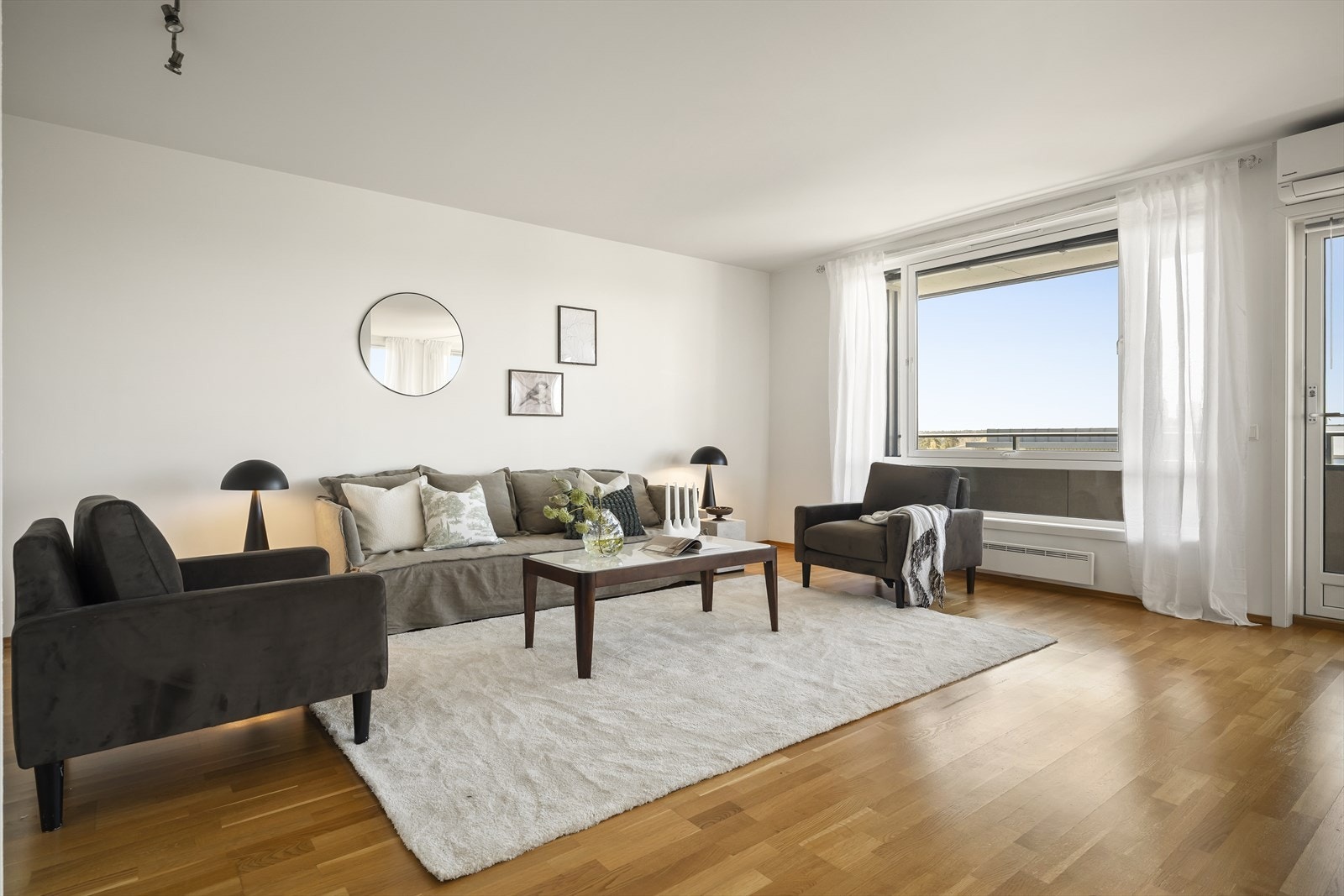 Den åpne planløsningen gir fleksible møbleringsmuligheter for både sittegruppe og spisebord. Galleribilde