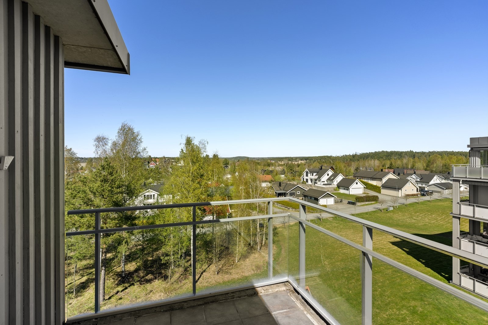 Den andre balkongen, med utgang fra hovedsoverommet, gir en privat uteplass. Galleribilde