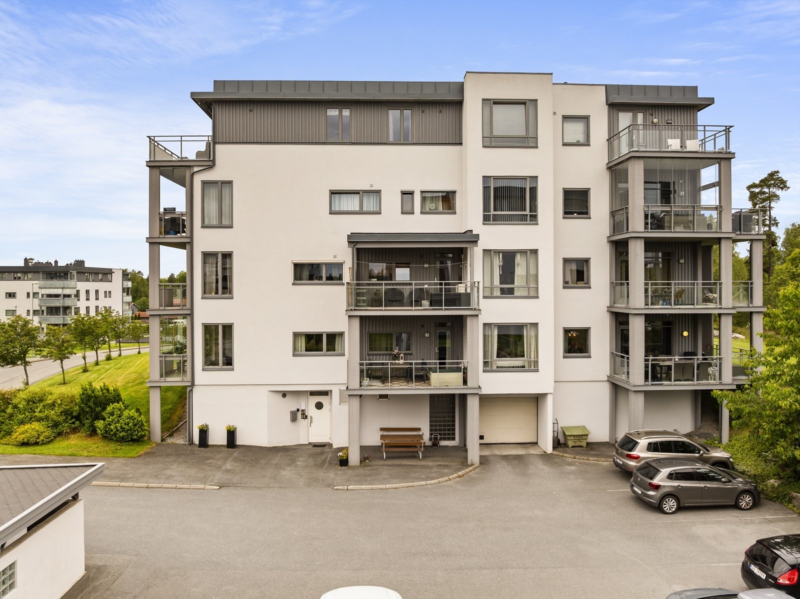 Bygningen har betongkonstruksjoner tekket med fasadeplater. Galleribilde
