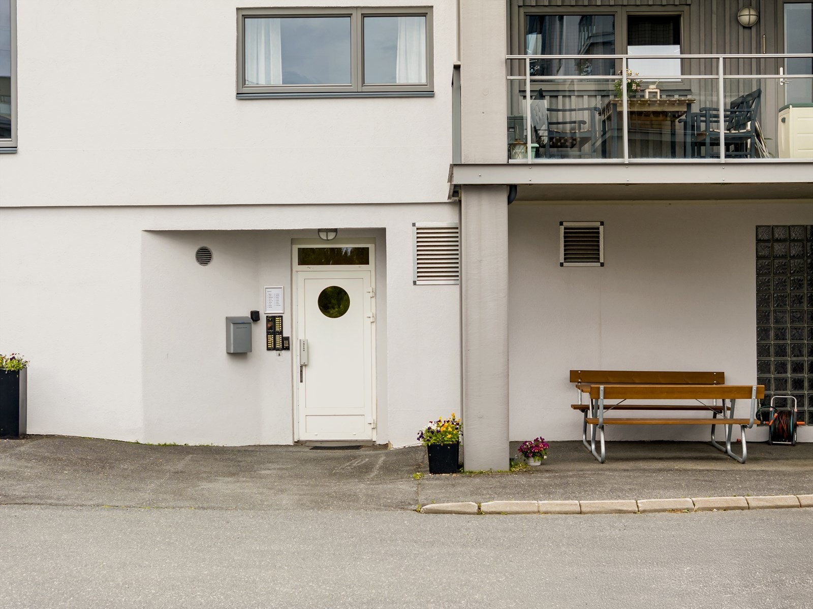 Bygget er fra 2006 og har heis. Leiligheten har tilhørende bod og parkering i felles garasjeanlegg. Galleribilde