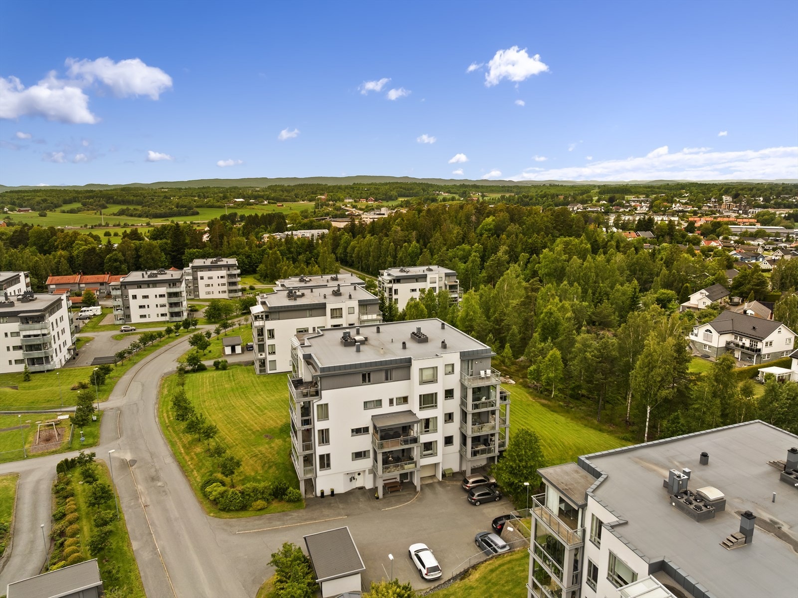 Gode kollektivmuligheter med bussholdeplass og Vestby stasjon innen gangavstand, som tar deg til Oslo S. Galleribilde