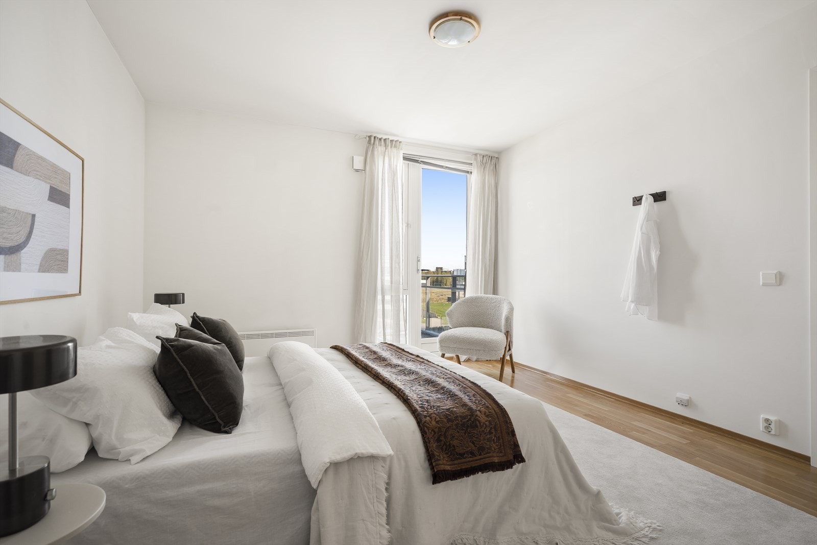Hovedsoverommet har direkte utgang til en egen balkong på ca. 10 m². Galleribilde
