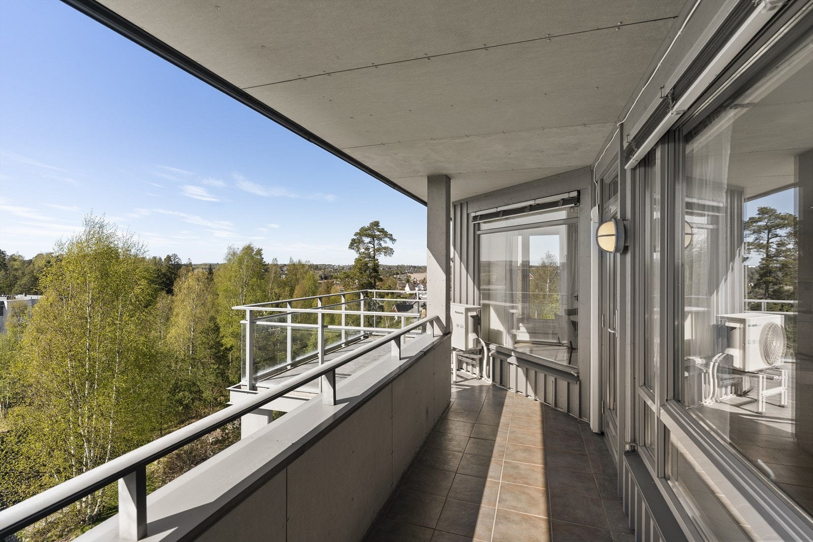 Fra stuen er det utgang til en romslig balkong på ca. 18 m². Rekkverk i glass og stål sikrer utsikten og slipper lyset inn. Galleribilde