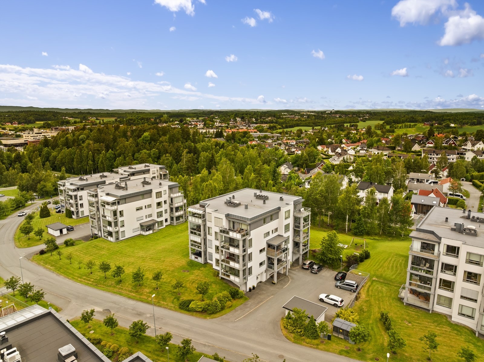 Dagligvarebutikker som Coop Extra og Rema 1000 ligger ca. 10 minutters gange unna. Galleribilde