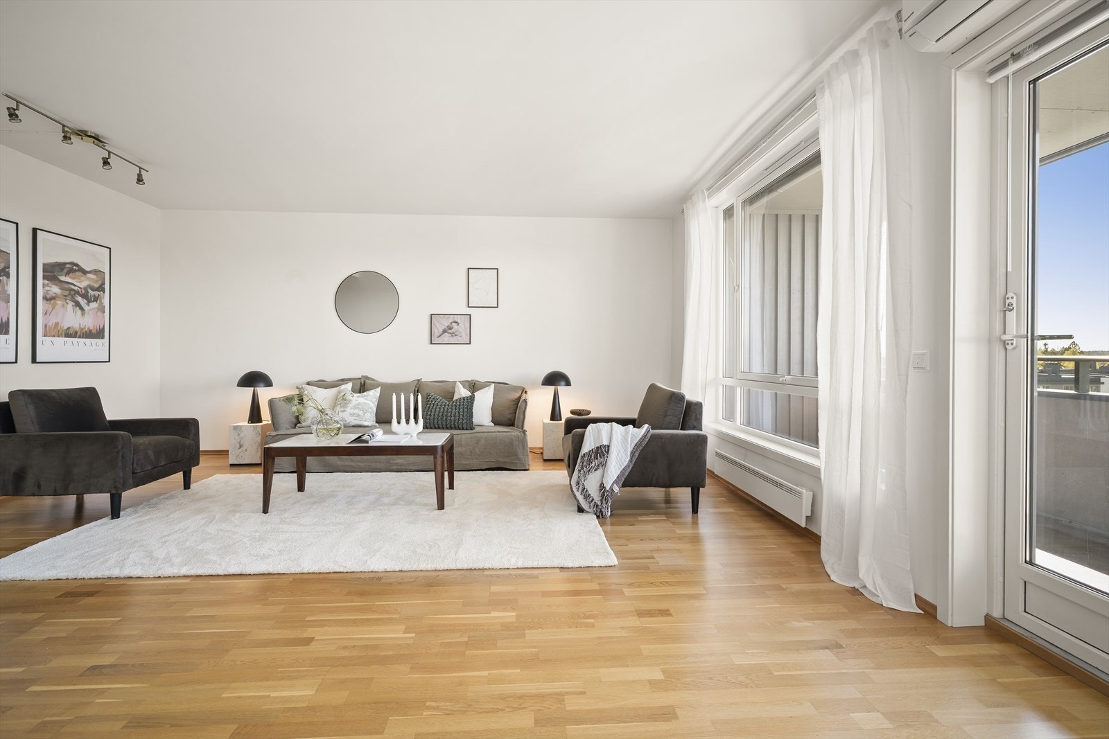 Store vindusflater med 3-lags glass og utgang til balkongen gir rikelig med naturlig lys. Galleribilde