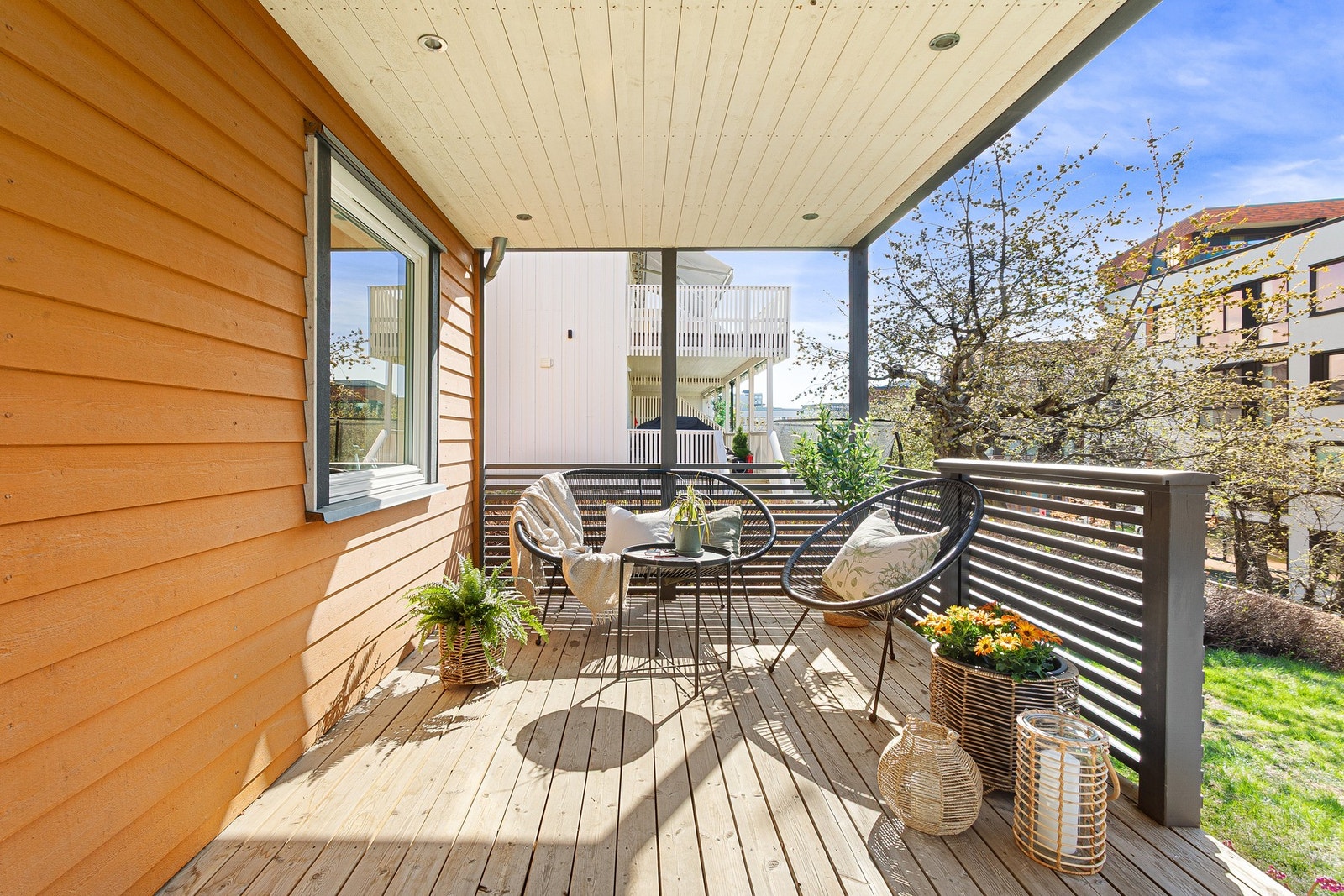 Balkongen er på 9,7 kvm og har gode muligheter for etablering av sittegruppe. Perfekt sted for å nyte sommerdagene. Galleribilde