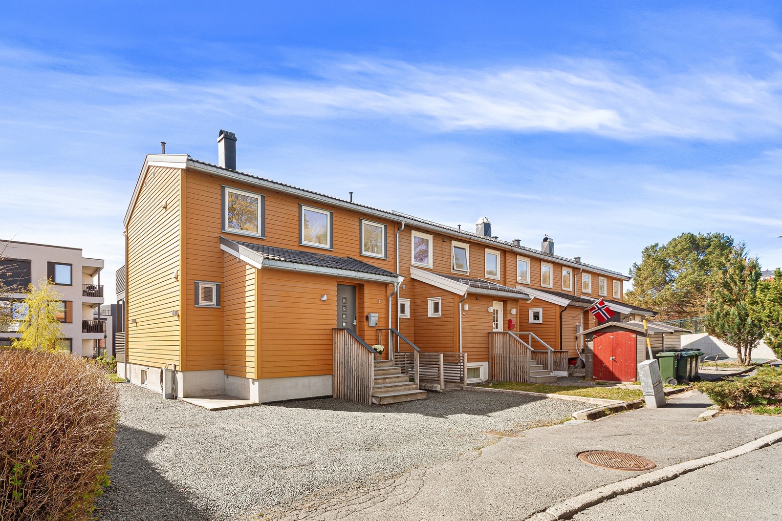 Fasadebilde. Gode parkeringsmuligheter på egen gårdsplass. Galleribilde
