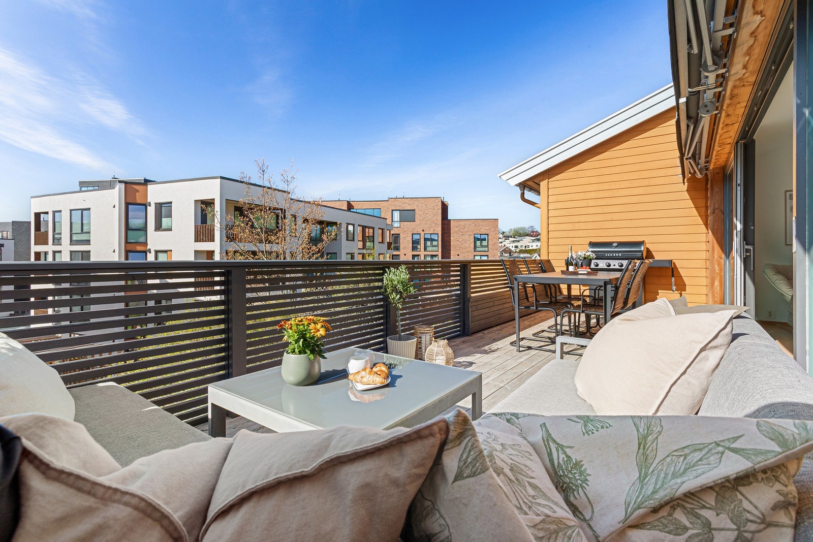 Boligens balkong anses som en forlengelse av stuen på sommerhalvåret og er et ypperlig samlingspunkt for venner og familie. Galleribilde
