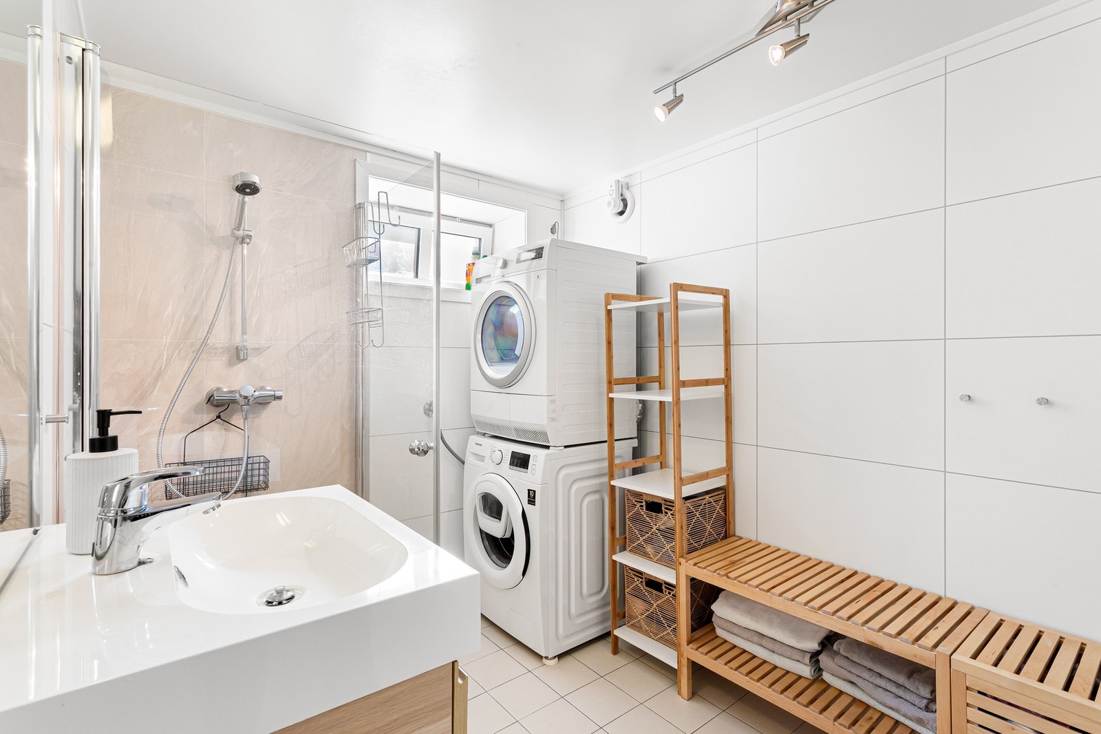 Badet inneholder innfellbare dusjdører i glass, kran og avløp for vaskemaskin og gulvmontert toalett. Nye baderomsplater i dusjsonen ble montert i 2026. Galleribilde