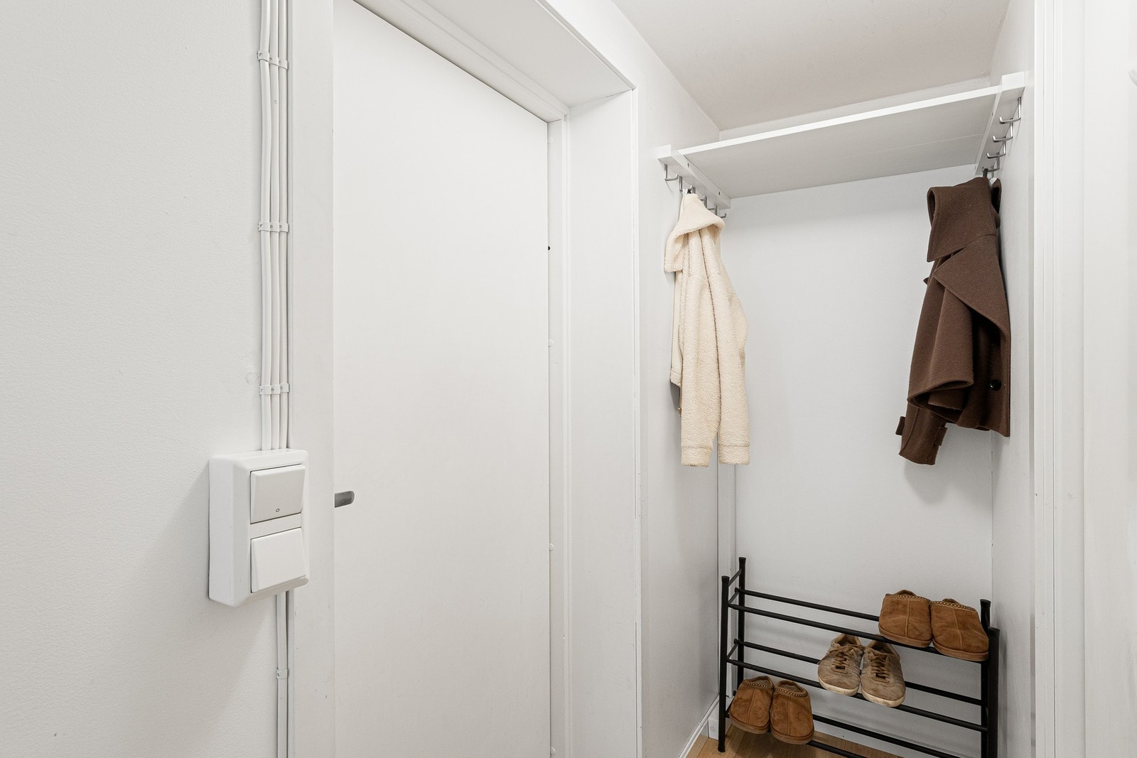 Den utleide delen i sokkel har tilgang til entré med mulighet for oppheng av yttertøy og oppbevaring av sko. Elektriske varmekabler i gulv også i gangen. Galleribilde