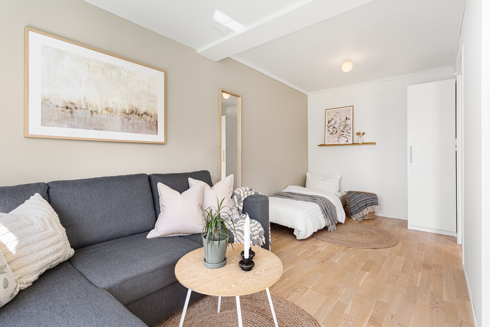 Lekker kontrastvegg i tidsriktig fargetone. Soverommet åpner for flere brukssoner. Lyst og delikat med 2 vindusflater. Galleribilde