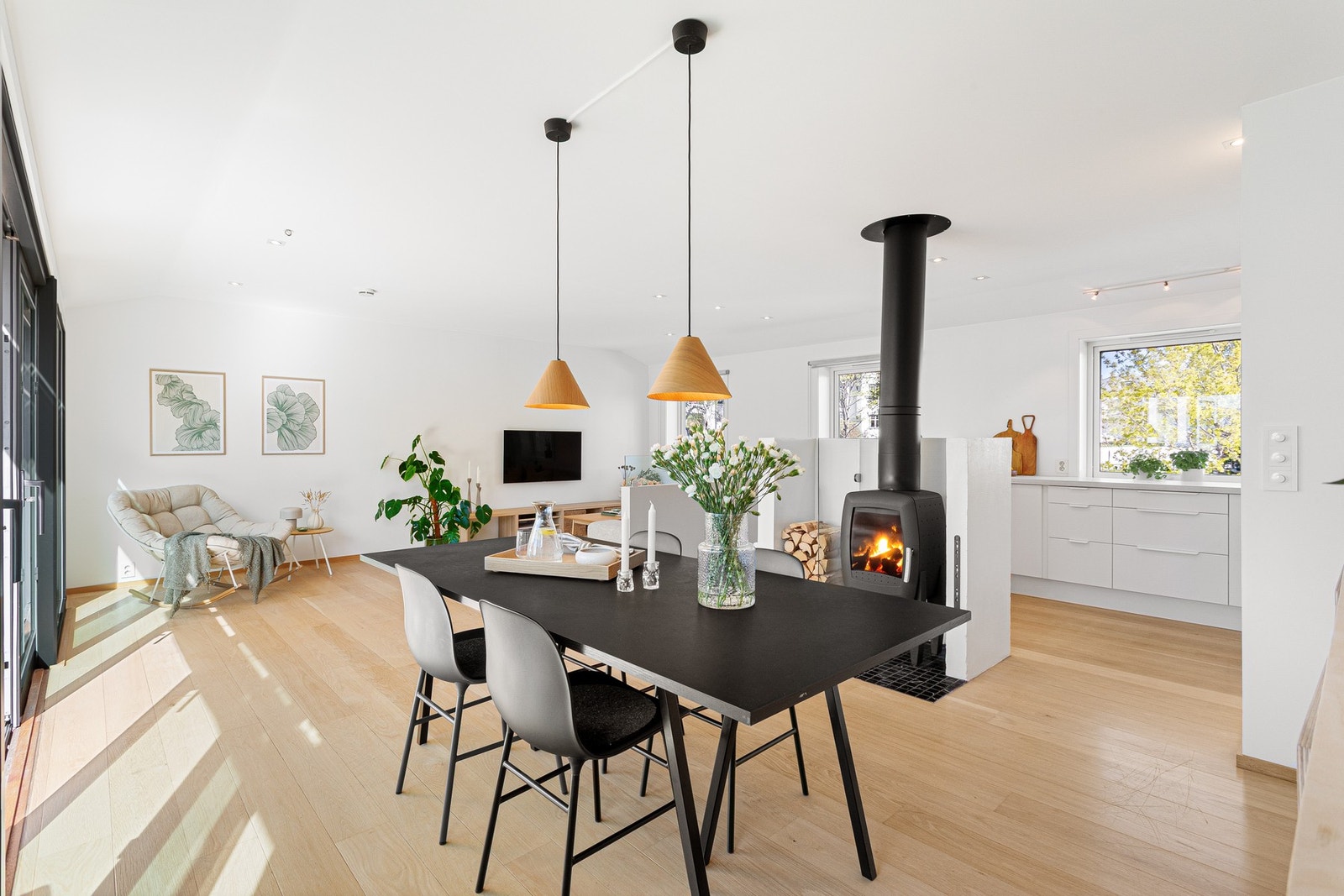 Stue/kjøkken har rikelig med downlights i himling, kombinert med lyse og tidsriktige fargetoner, skaper det en lys og trivelig atmosfære i oppholdsrommet. Galleribilde