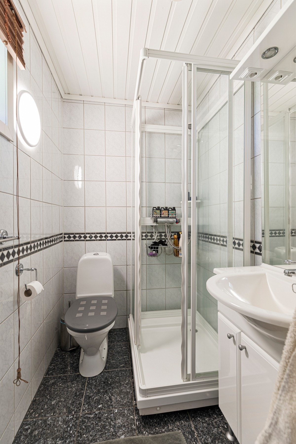 Badet ble oppusset i 2001 og inneholder flis på gulv og vegger, toalett, dusjkabinett og baderomsinnredning med servant. Galleribilde