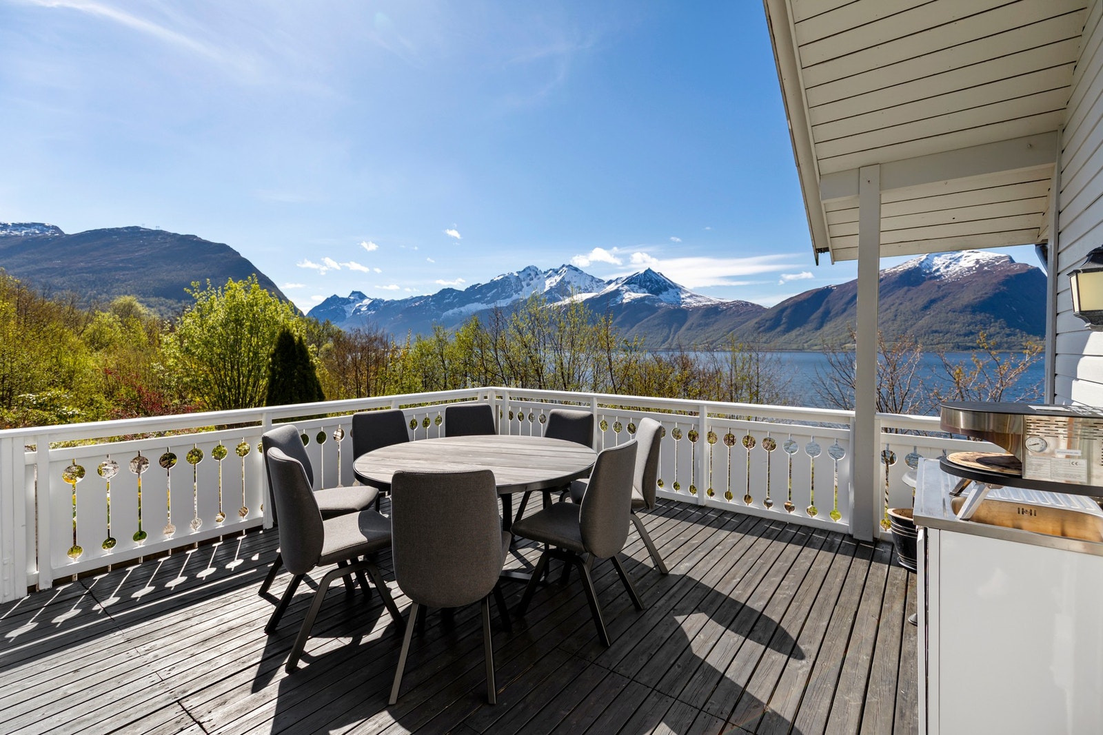 Her kan du nyte panoramautsikt ut fjorden og den mektige fjellheimen rundt. Galleribilde