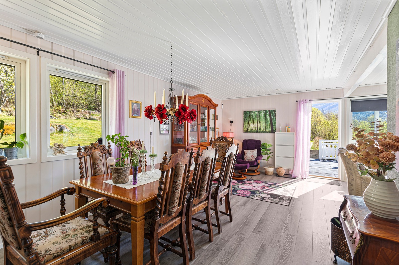 Fra stue har du utgang til sørvestvendt terrasse. Galleribilde