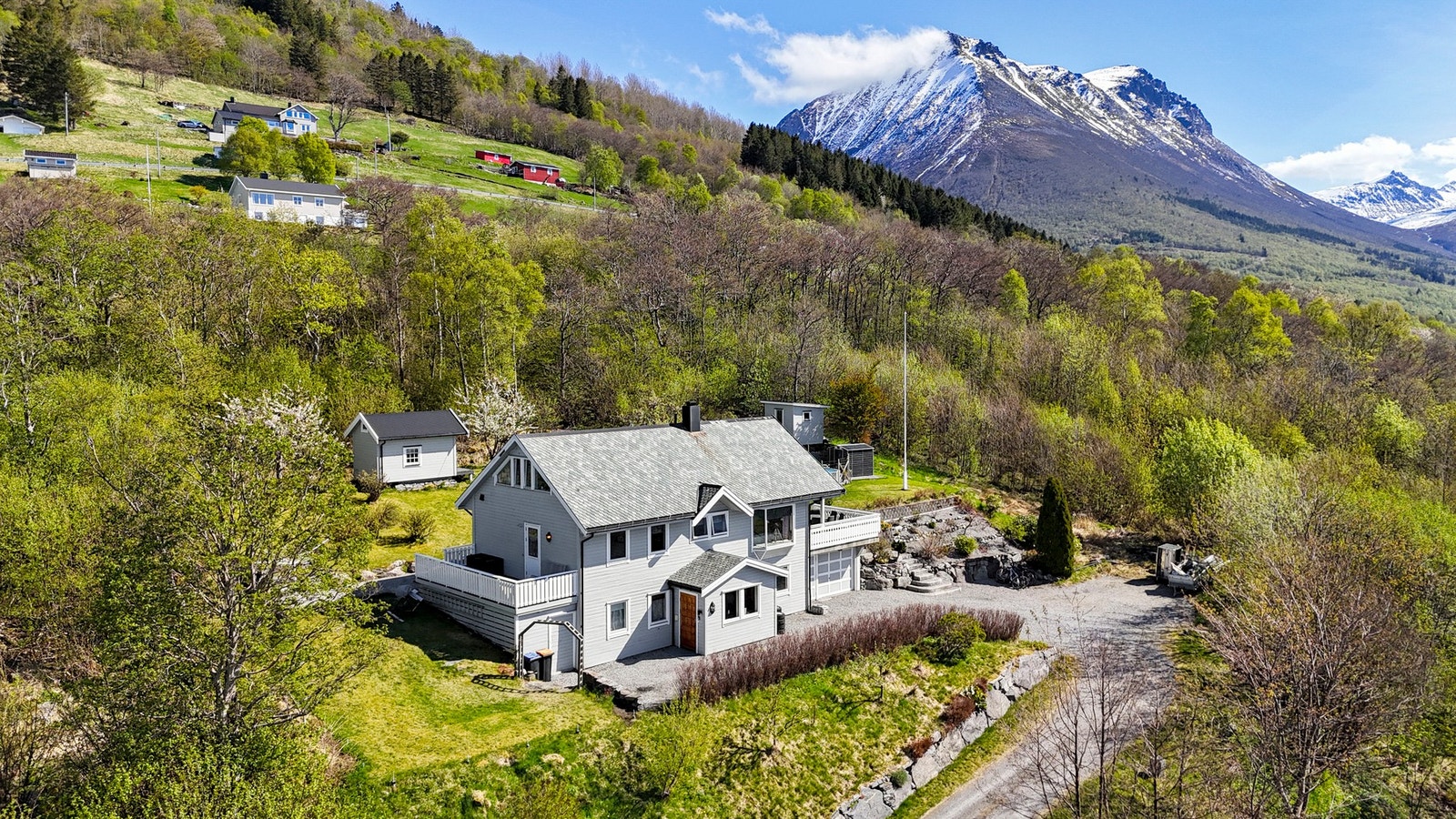 Velkommen til Kursetstranda 149 - en romslig enebolig over tre plan med flott beliggenhet på Kurset i Hundeidvik. Galleribilde