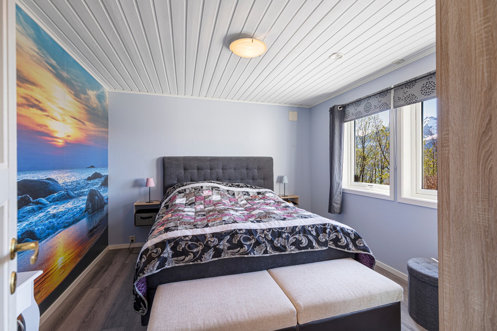 Etasjen har to soverom, begge med tapet på vegger og laminat på gulv. Galleribilde