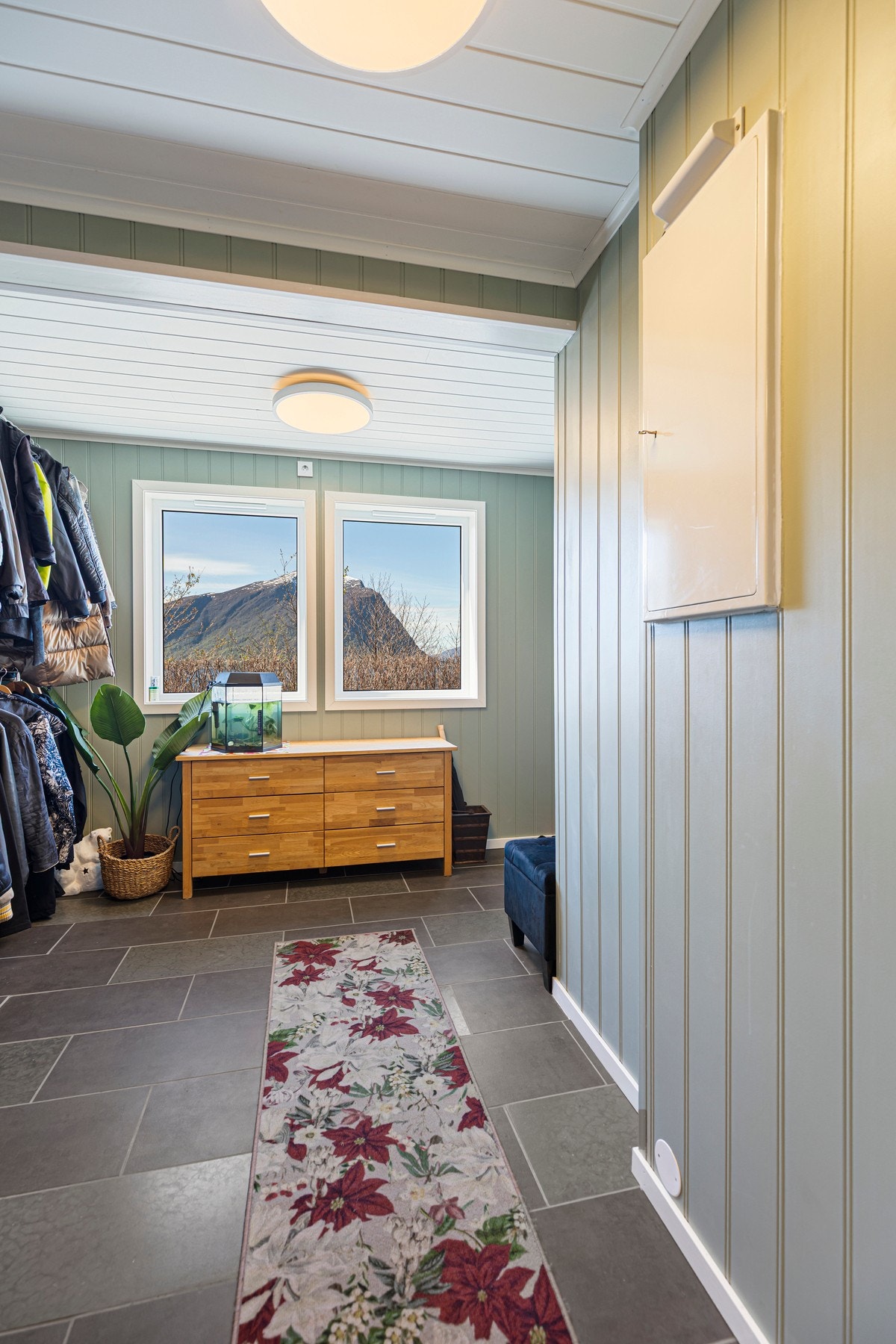 Entre har flis fra 2024 på gulv, panelvegger og gode muligheter for garderobeløsning. Galleribilde
