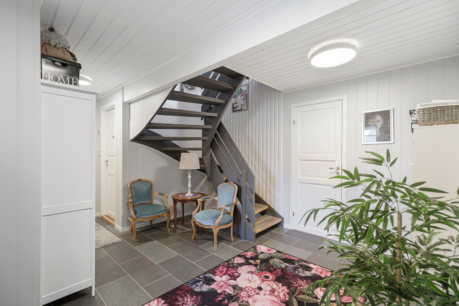 Videre inn har du hallen, her har du tilkomst til hovedetasjen. Galleribilde