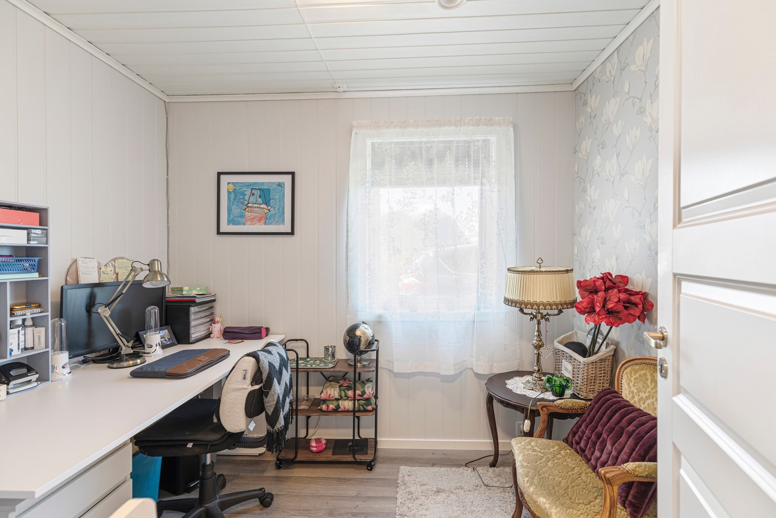 Etasjen inneholder videre kontor, to innvendige boder med gode oppbevaringsmuligheter, samt kjølerom. Galleribilde