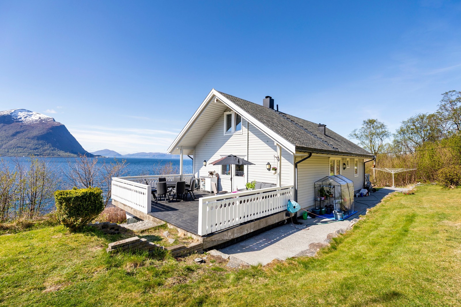 Sørvestvendt tomt med gode solforhold og nydelig utsikt inn Hjørundfjorden, Storfjorden, samt mot fjellheimen rundt. Galleribilde
