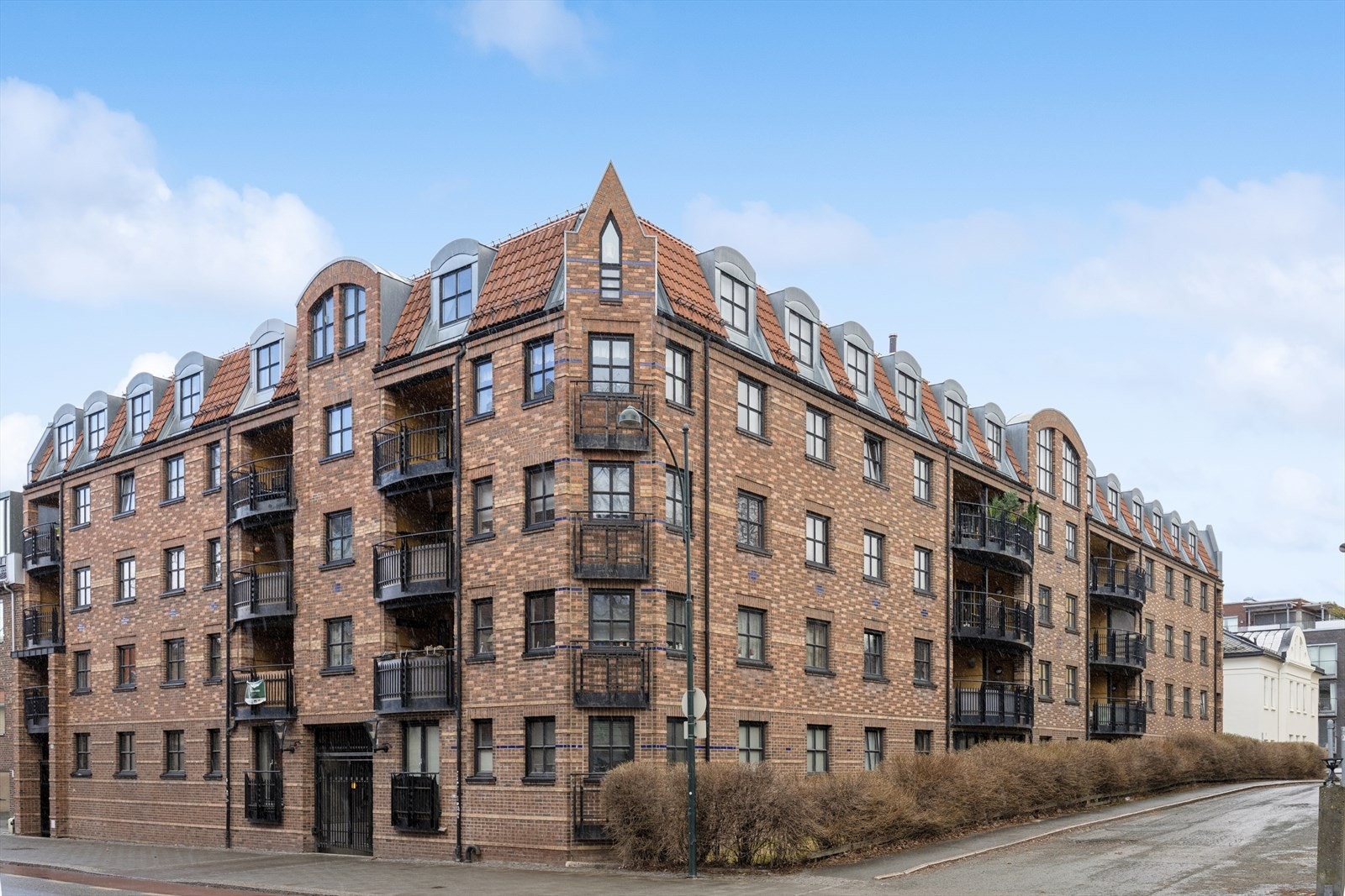 Bygården fra 1995 har en klassisk teglfasade og heis. Beliggenheten på Kalvskinnet er sentral, men tilbaketrukket. Galleribilde