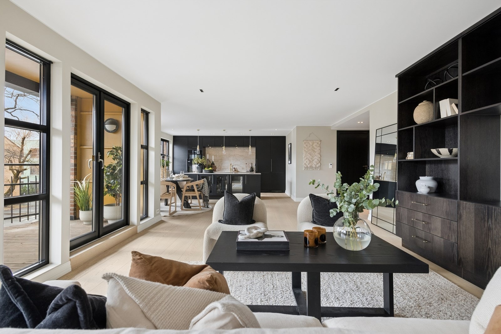 En gjennomtenkt belysningsplan med downlights understreker den moderne standarden. Galleribilde