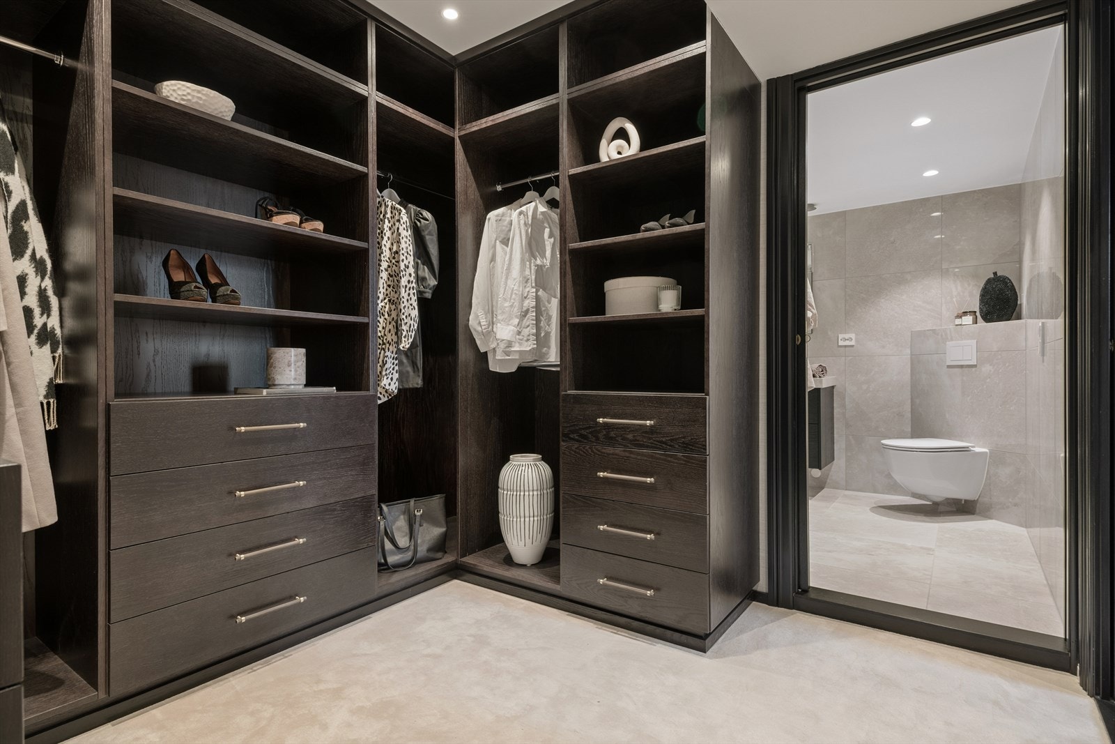 Et eget garderobe-rom med rikelig oppbevaringsplass og direkte tilknytning til ett av badene. Galleribilde