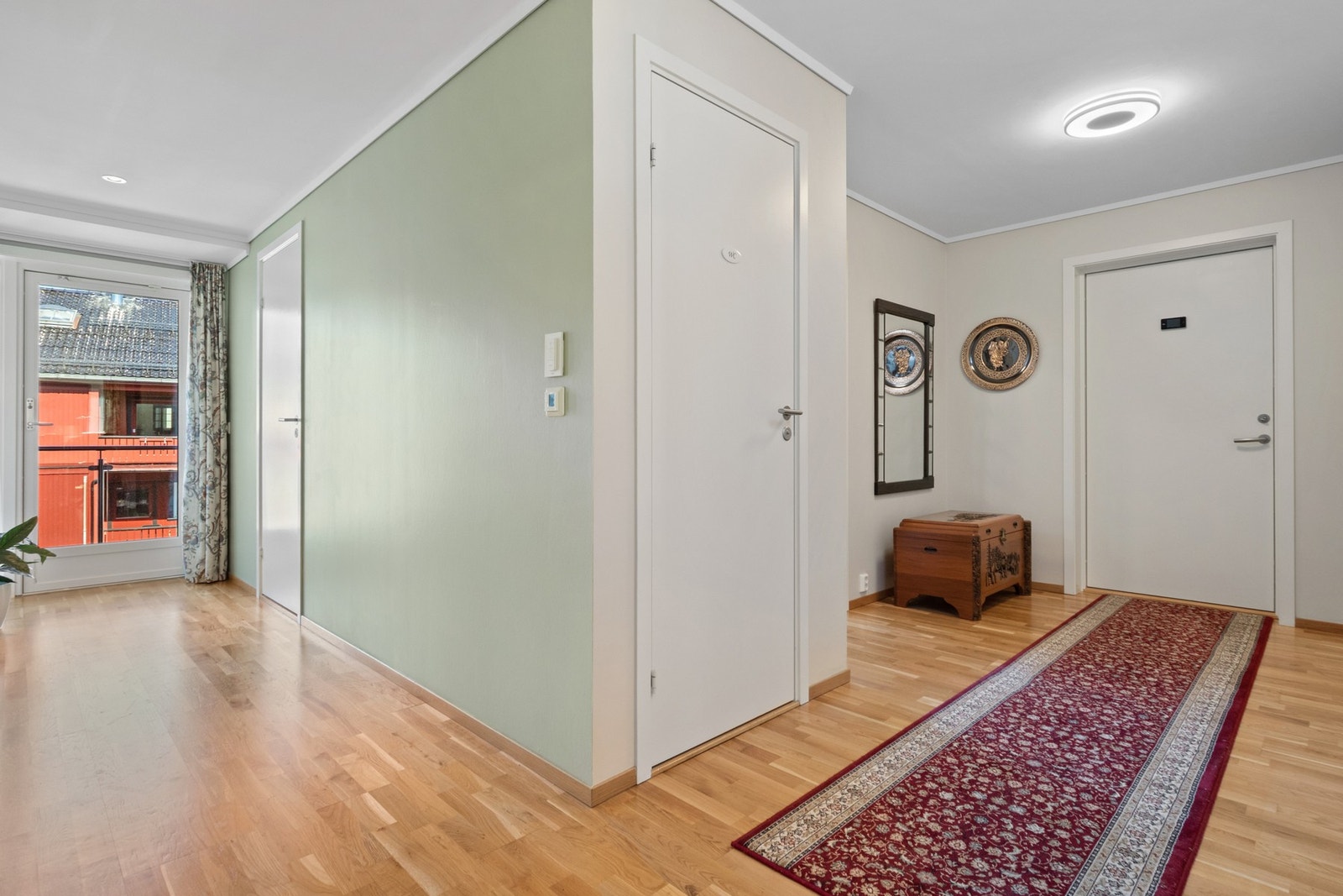 Innbydende entré med god plass til oppbevaring og en praktisk adkomst til boligens øvrige rom. Galleribilde