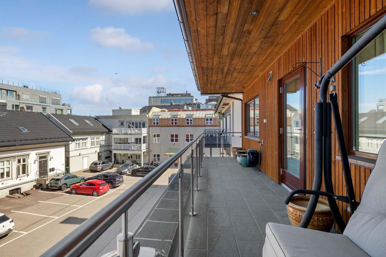 Romslig balkong mot bakgården med god plass til utemøbler og hyggelige uteopphold. Galleribilde