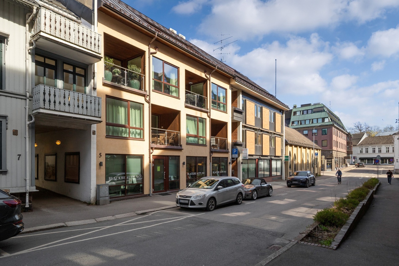 Leiligheten har parkeringsplass i underetg. Galleribilde