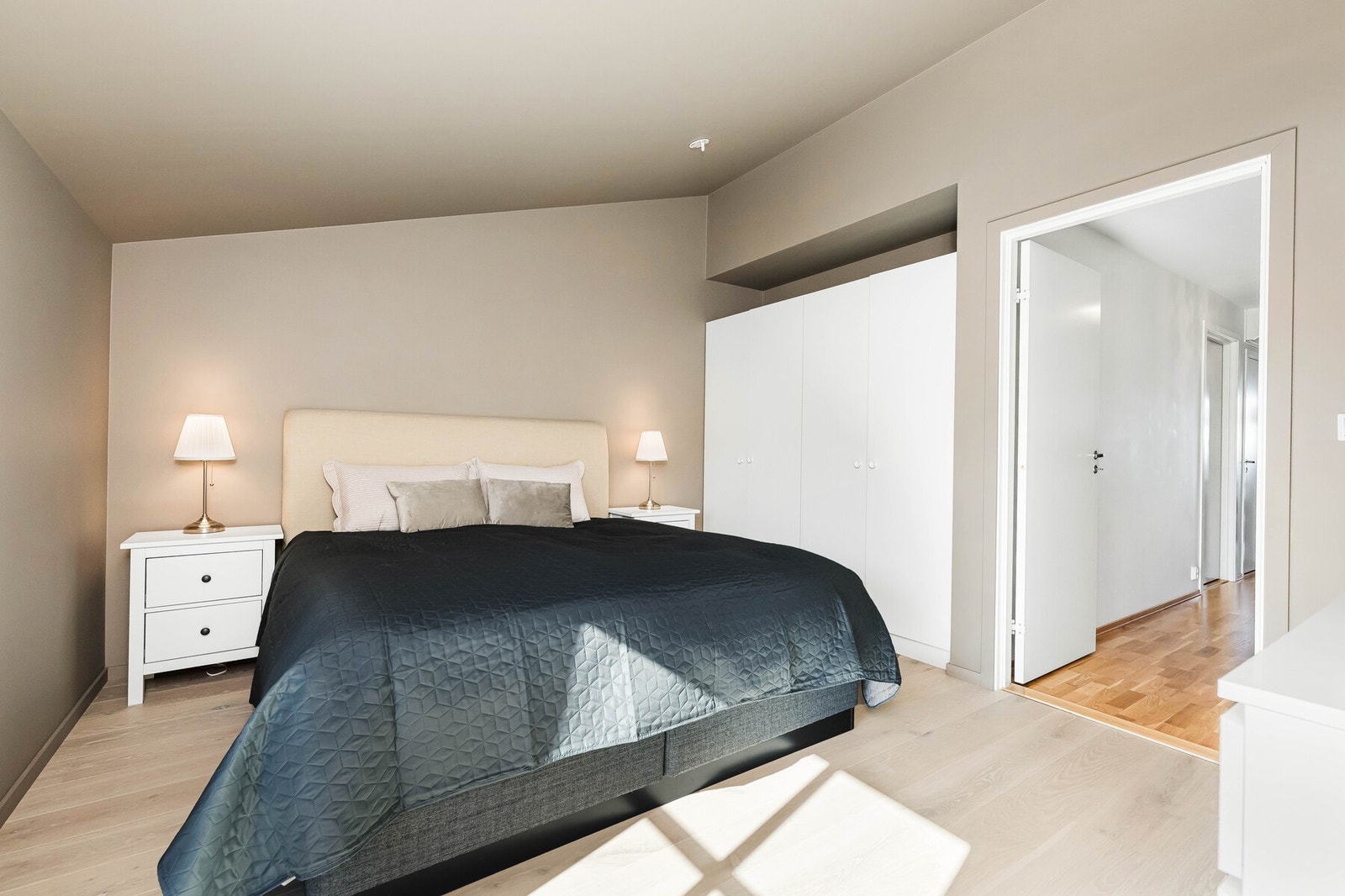 Det er god plass til dobbeltseng, nattbord, garderobeløsning, kommode og øvrig møblering. Galleribilde